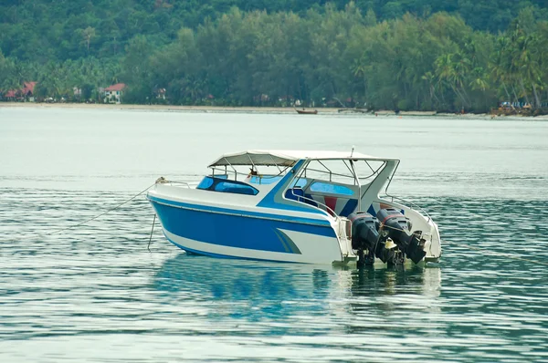 Bateau de vitesse sur l'eau bleue — Photo