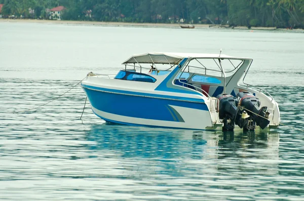 青い水にスピード ボート — ストック写真
