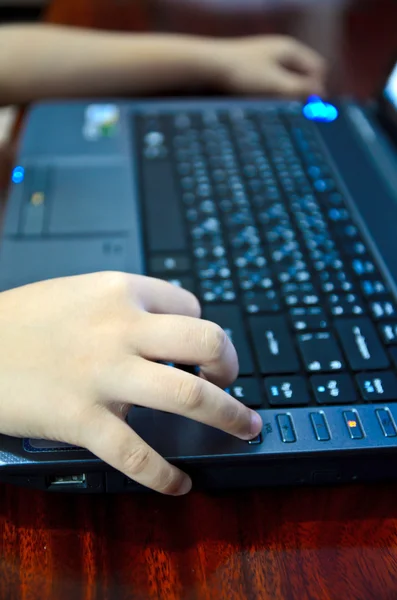 Hand des Kindes tippt Computer — Stockfoto