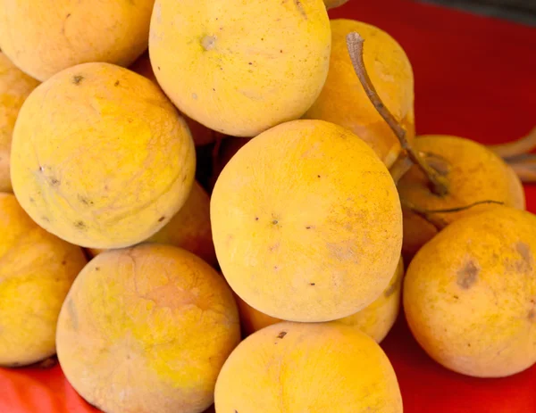 泰国市场上 sandoricum koetjape 或 santol 水果 — 图库照片