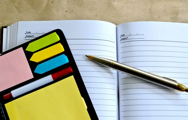 Stift auf dem Notizbuch liegend — Stockfoto
