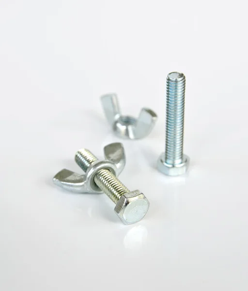 Nahaufnahme verschiedener Schrauben und Muttern aus Stahl — Stockfoto
