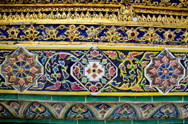 Templo parede cerâmica ornamentada, Tailândia — Fotografia de Stock