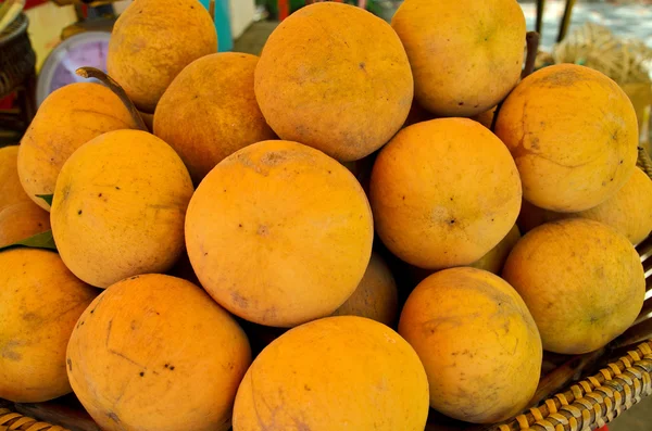 泰国市场上 sandoricum koetjape 或 santol 水果 — 图库照片