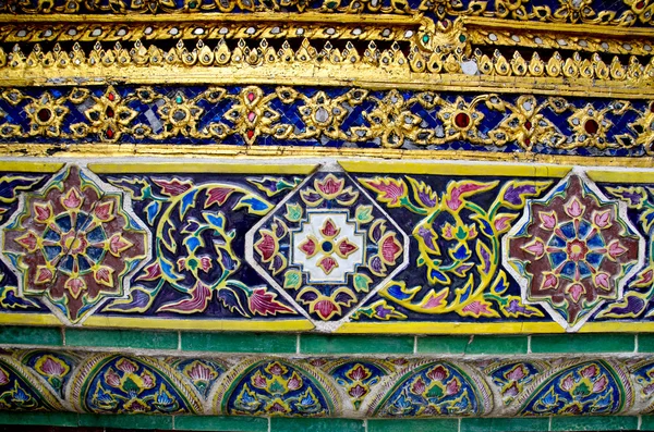 Templet vägg utsmyckade keramik, thailand 图库图片