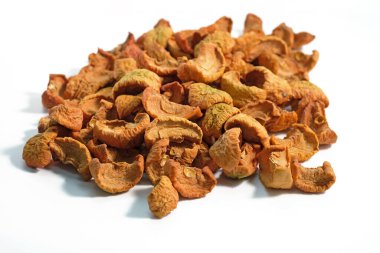 Beyaz arka planda kurumuş elma parçaları. Komposto yapmak için kurutulmuş elma meyvesi. Güneşte kurutulmuş meyve dilimlerinin yakın çekimi.. 