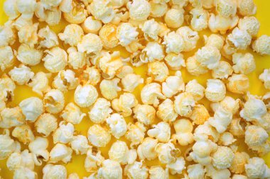 Sarı arka plan manzaralı peynirli tuzlu patlamış mısır. Arjantin 'den patlamış mısır taneleri. Büyük patlamış mısır taneleri. 