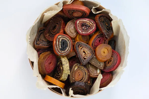 Beyaz arka planda farklı tipte meyveli şekerlemeler. Şekersiz meyve ezmesi. Meyve şekeri, rulo şeklinde.. 