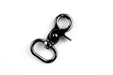 Giysi endüstrisi için metalik ürünler. Sırt çantası ve sırt çantaları için kemerin bir sırt çantasına veya diğer ürünlere bağlanması için kullanılan siyah renkli bir karabina.. 