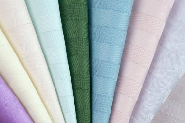 Çarşaf kumaş örnekleri. Çarşaf dikmek için çok kaliteli kumaş. Renkli şerit saten arkaplan örnekleri. Pamuk tekstil beyaz, yeşil, bordo renkli üst görünüm. 