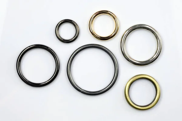 Grote Kleine Metalen Ringen Een Witte Achtergrond Metallic Zwart Grijs — Stockfoto