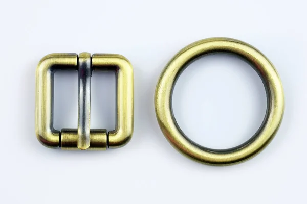 Quadratische Bronzeschnalle Mit Flacher Zunge Und Metallring Auf Weißem Hintergrund — Stockfoto