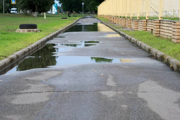 Passeio Pedestre Com Poças Após Chuva Estrada Asfaltada Com Poças — Fotografia de Stock