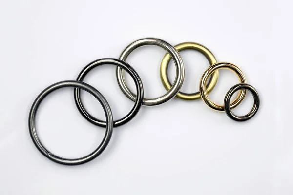 Hoge Kwaliteit Naaiaccessoires Grote Kleine Metalen Ringen Een Witte Achtergrond — Stockfoto