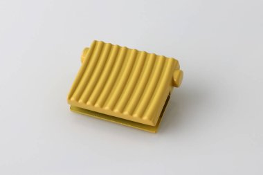 Beyaz arka planda bir çanta için metalik kare sarı süsleme. Çanta ya da kadının sırt çantası için dekorasyon malzemesi. Metal çanta aksesuarları. 