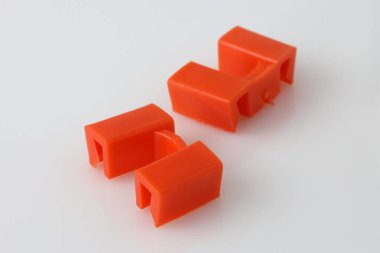 Beyaz arka planda suşi çubuğu tutucusu. Renkli plastik çubuk tutuculara yakın çekim. Yeni başlayanlar için özel sopa tutucuları. 