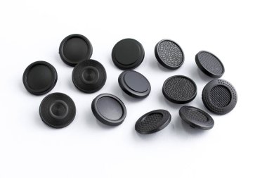 Beyaz arka planda düz şekilli kıyafetler için şapka düğmeleri. Çantalar ve dış giyim için metal dekoratif düğme. Giysiler ve aksesuarlar için aksesuarlar dikiyorum.. 