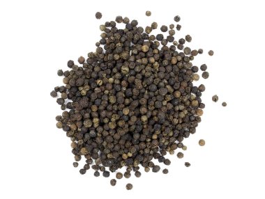 Beyaz arka planda siyah biberler. Bir yığın biberli mısır. Yemekler için sıcak baharat.. 