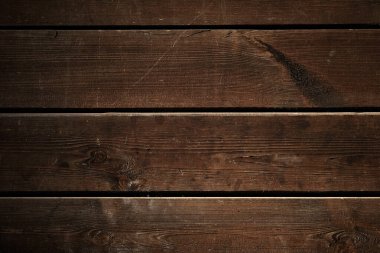 Ahşap yatay kahverengi kalaslar. Kahverengi tahta kaplama. Boyalı kahverengi çit tahtalarının dokusu. Kereste çiti, masa yüzeyi. 