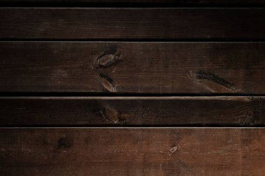 Ahşap yatay kahverengi kalaslar. Kahverengi tahta kaplama. Boyalı kahverengi çit tahtalarının dokusu. Kereste çiti, masa yüzeyi. 