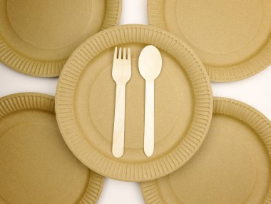 Bambu ahşap ve kağıttan yapılmış çevre dostu tek kullanımlık sofra takımı. Plastiksiz ekolojik ürünler. Kaşık, çatal, bambu tabakları. Sıfır atık. 