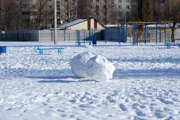 Zwei Schneebälle Auf Dem Spielplatz Hof Sonniger Wintertag Einem Wohngebiet — Stockfoto