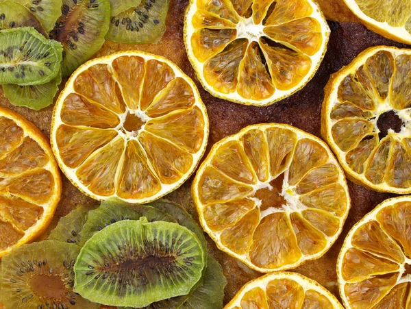乾燥したスライスされたオレンジとキウイトップビューの背景 自家製の柑橘類の乾燥 フルーツチップを閉じます おいしいベジタリアンスナック — ストック写真