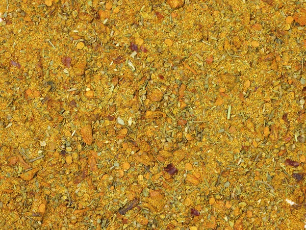 Biber, biber ve kurutulmuş bitkilerden et tatlandırmak için. Baharatlı kahverengi üst manzara. Ezilmiş baharatların arka planı. 