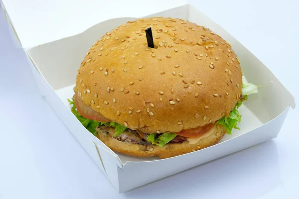 Гамбургер Белой Булочкой Посыпанной Кунжутом Гамбургер Мясом Салатом Помидорами Белой — стоковое фото
