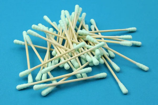 Cotton Ear Buds Wooden Stick Ear Cleaner Pile Green Cotton — Stock Photo, Image