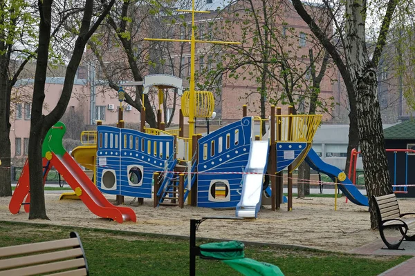 公园里空荡荡的游乐场船型游乐场 有滑梯和楼梯 市中心明亮的儿童游乐场 — 图库照片