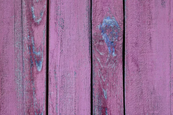 Leylak ahşap arka plan, kalaslar. Tahta dikey tahtaların dokusu. Eski boyalı kumaşlar. Sert tahta yüzeyi.