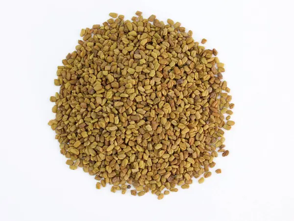 Beyaz Arka Planda Fenugreek Tohumları Yığını Bir Sürü Çam Ağacı — Stok fotoğraf