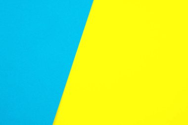 Mavi ve sarı kağıtlar boş, afişler ve afişler için şablon. Ofis kavramı. Tasarım ve metin için boş alan. Arkaplan bir köşegen ile bölünür