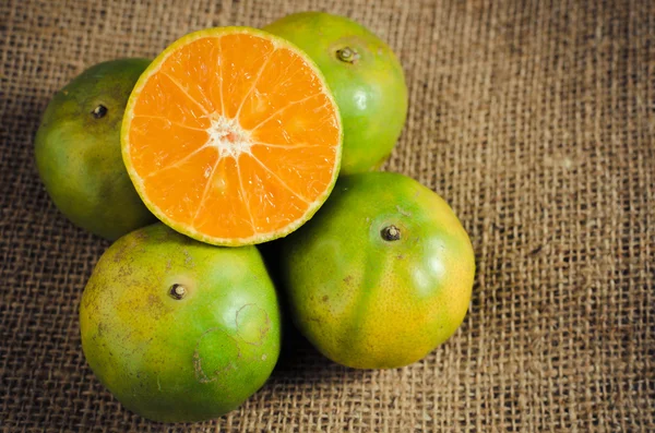 Mandarino arancio, mandarini, dolce verde thai arancio su l naturale — Foto Stock