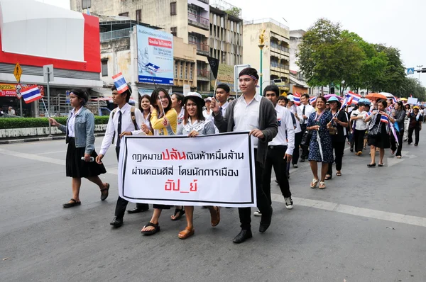 Estudiantes y ciudadanos marchan. No estaba de acuerdo con la legislación de amnistía del gobierno Tailandia — Foto de Stock