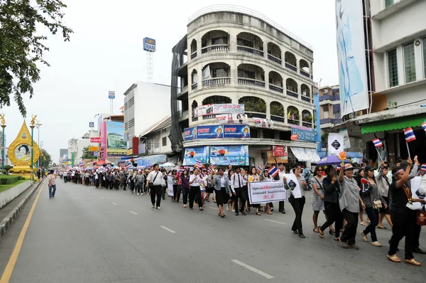 Estudiantes y ciudadanos marchan. No estaba de acuerdo con la legislación de amnistía del gobierno Tailandia — Foto de Stock
