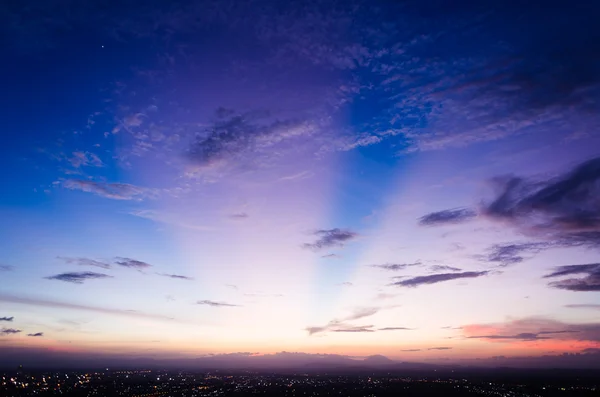 Освещение заката и голубого неба — стоковое фото