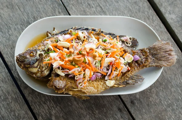 derin kızarmış kırmızı tilapia ot ve acılı sos ile