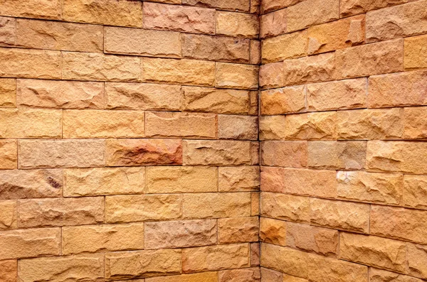 Una pared de ladrillo en diferentes tonos naranjas naturales —  Fotos de Stock