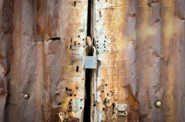 Rostiges Zink-Türschloss mit Schlüssel — Stockfoto