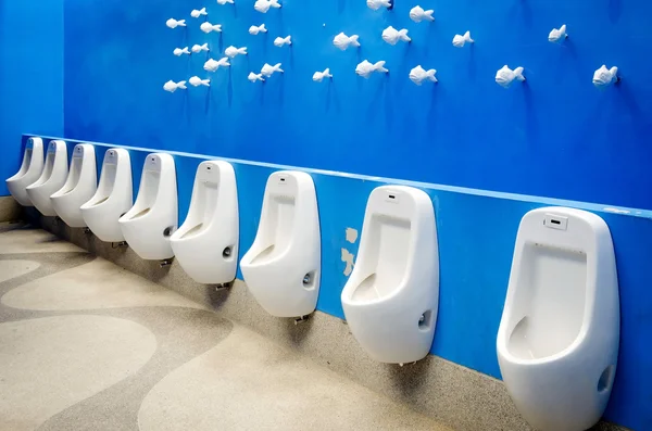 Urinal na parede azul — Fotografia de Stock