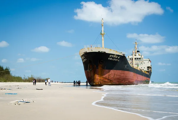 Navires ORAPIN 4 touchés par des vagues s'écrasant à terre . — Photo