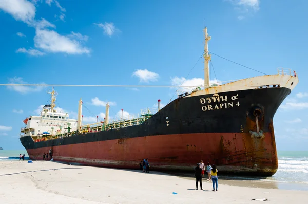 Navires ORAPIN 4 touchés par des vagues s'écrasant à terre . — Photo