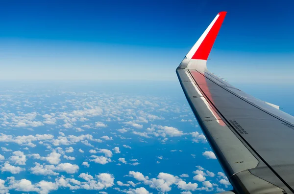 Ala del avión en el cielo backgroun — Foto de Stock