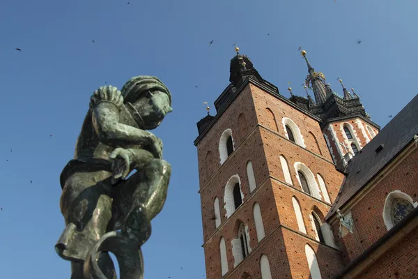 Polónia, Cracóvia, Estátua "Estudante" e Torres da Igreja de Santa Maria — Fotografia de Stock