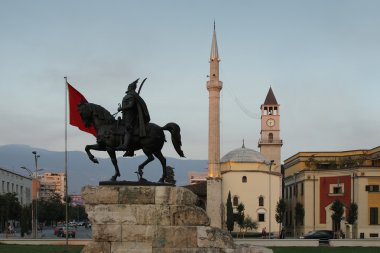 Tiran, Arnavutluk, Alacakaranlıkta Anıt İskender bey