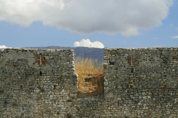 Albania, Butrint, Nube sobre el muro de la fortaleza — Foto de Stock