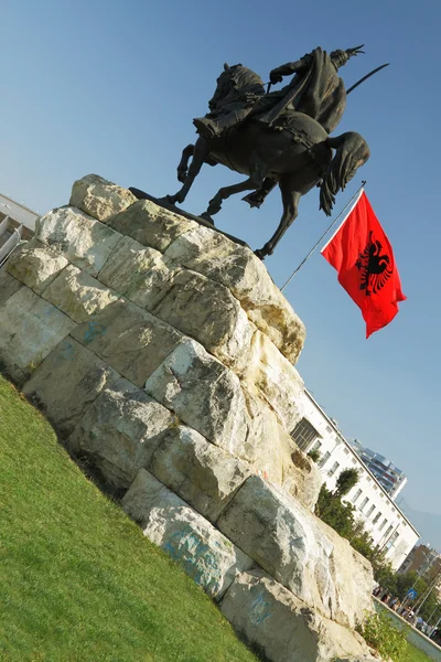 Tirana, Albânia, Monumento Skanderbeg e Bandeira Nacional — Fotografia de Stock