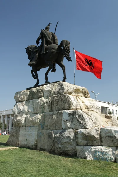 Tirana, Albanie, Monument Skanderbeg et drapeau national — Photo
